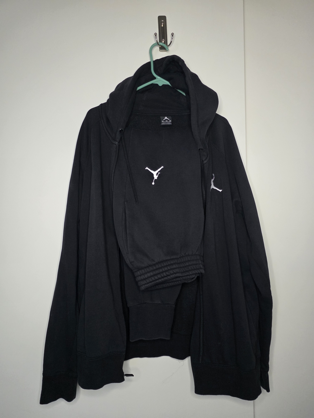 Jordan Men’s Black Full-Zip Hoodie And Pants Sweat Suit - Picture 3 of 3